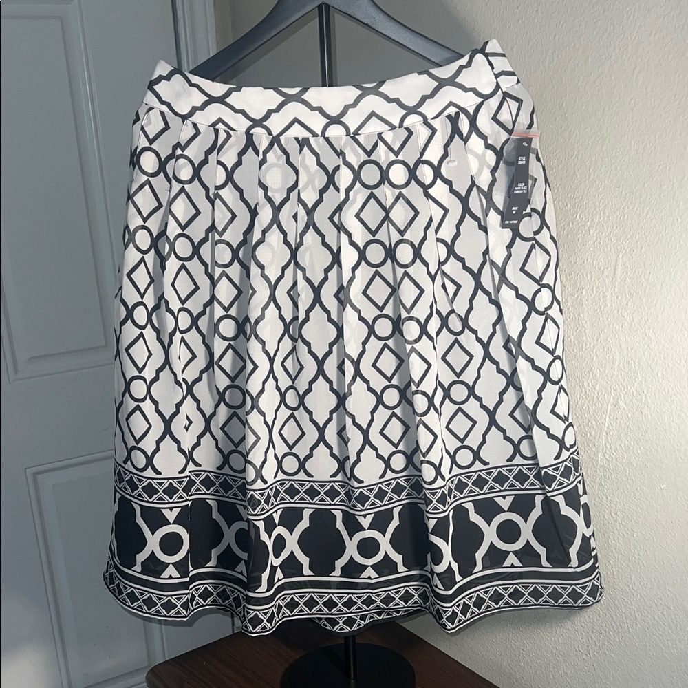 Chic Geometric A-Line Skirt in Black and White NWT